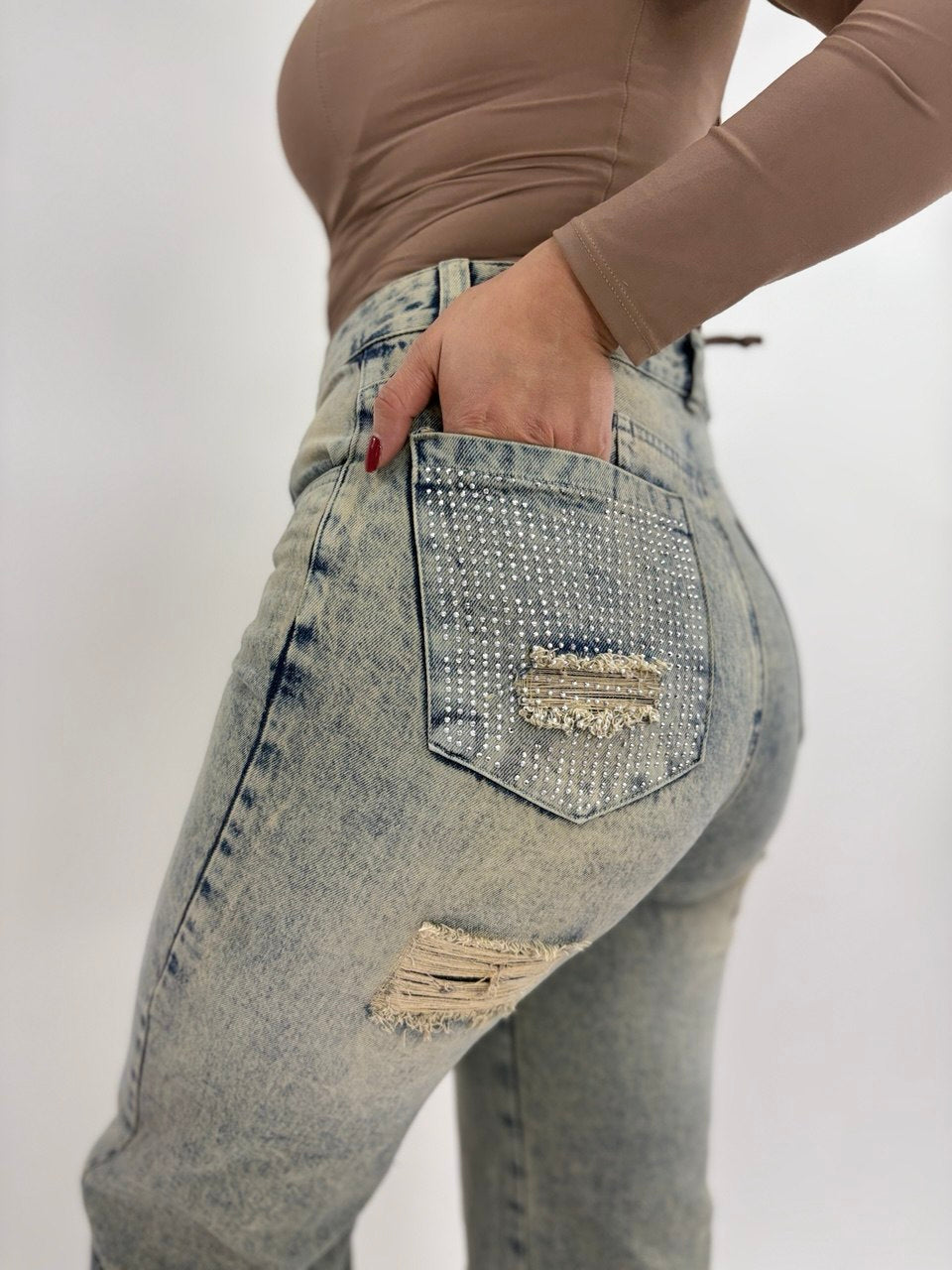JEANS AMERICANO CON APLIQUES DE PEDRERÍA Y LAVADO MATIZADO