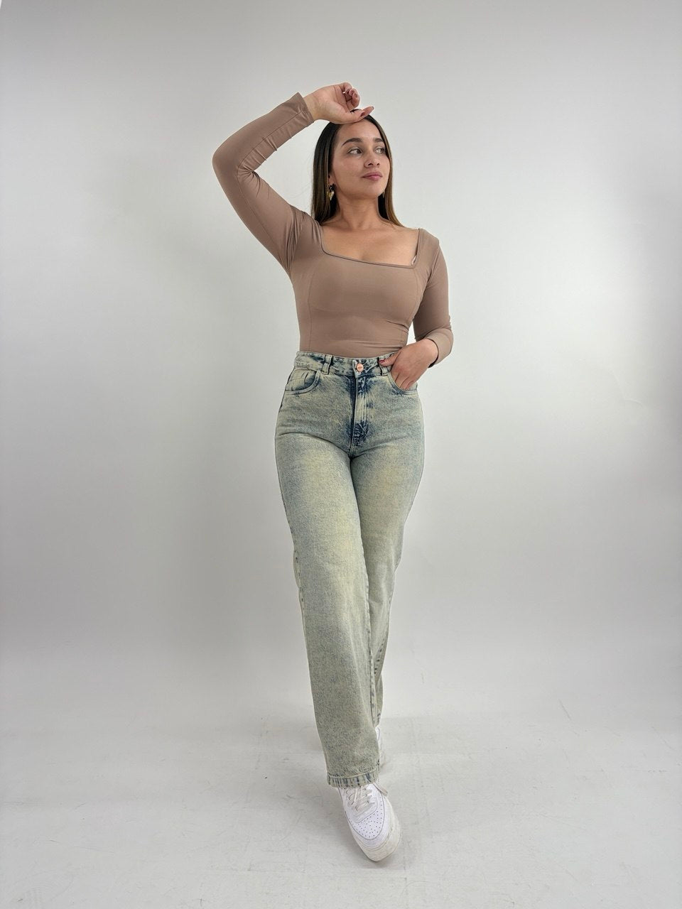 JEANS AMERICANO CON APLIQUES DE PEDRERÍA Y LAVADO MATIZADO