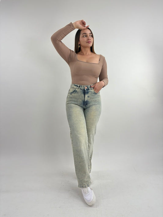 JEANS AMERICANO CON APLIQUES DE PEDRERÍA Y LAVADO MATIZADO