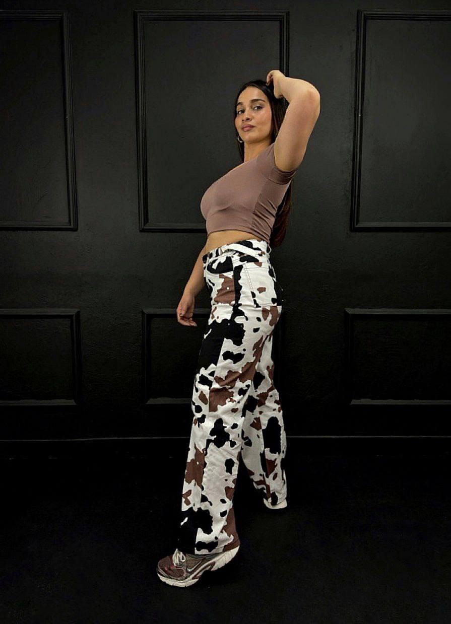 ESTAMPADO DE VACA DE PIERNA ANCHA